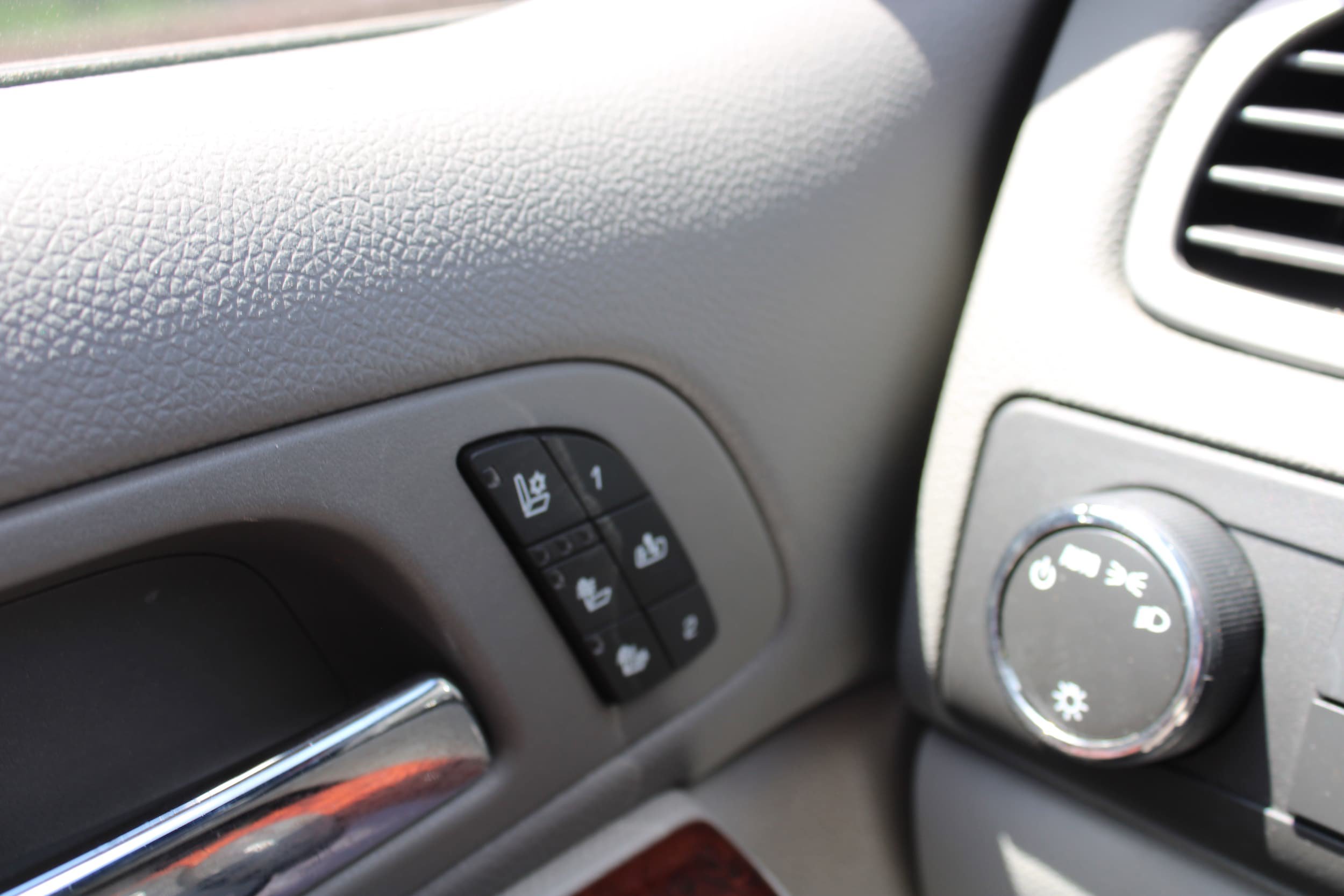 Used 2010 Chevrolet Tahoe LTZ RWD image 23