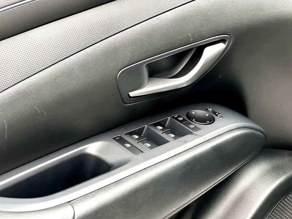 Used 2025 Hyundai Santa Cruz SE image 14