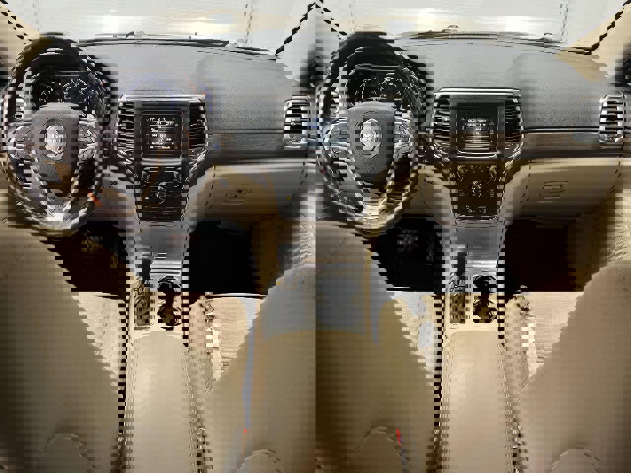 Used 2016 Jeep Grand Cherokee Laredo w/ Quick Order Package 23E image 4