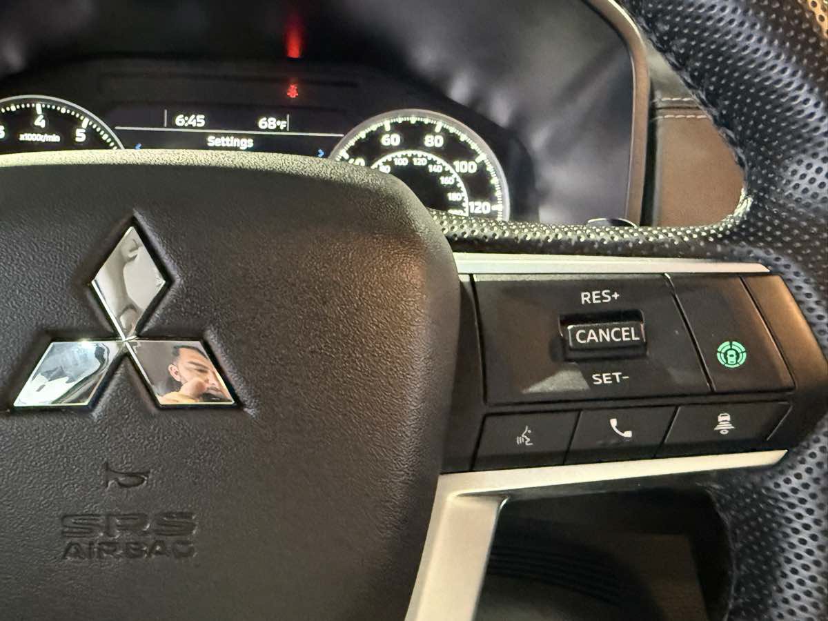 Used 2024 Mitsubishi Outlander AWD image 16