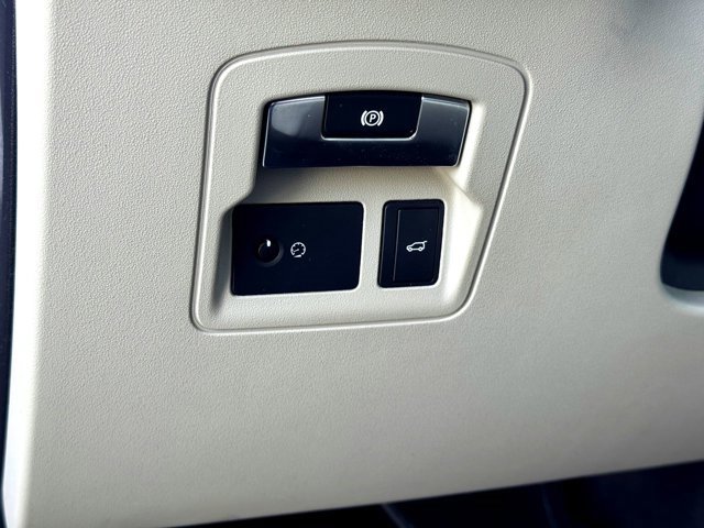 Used 2018 Land Rover Range Rover Velar R-Dynamic SE image 16