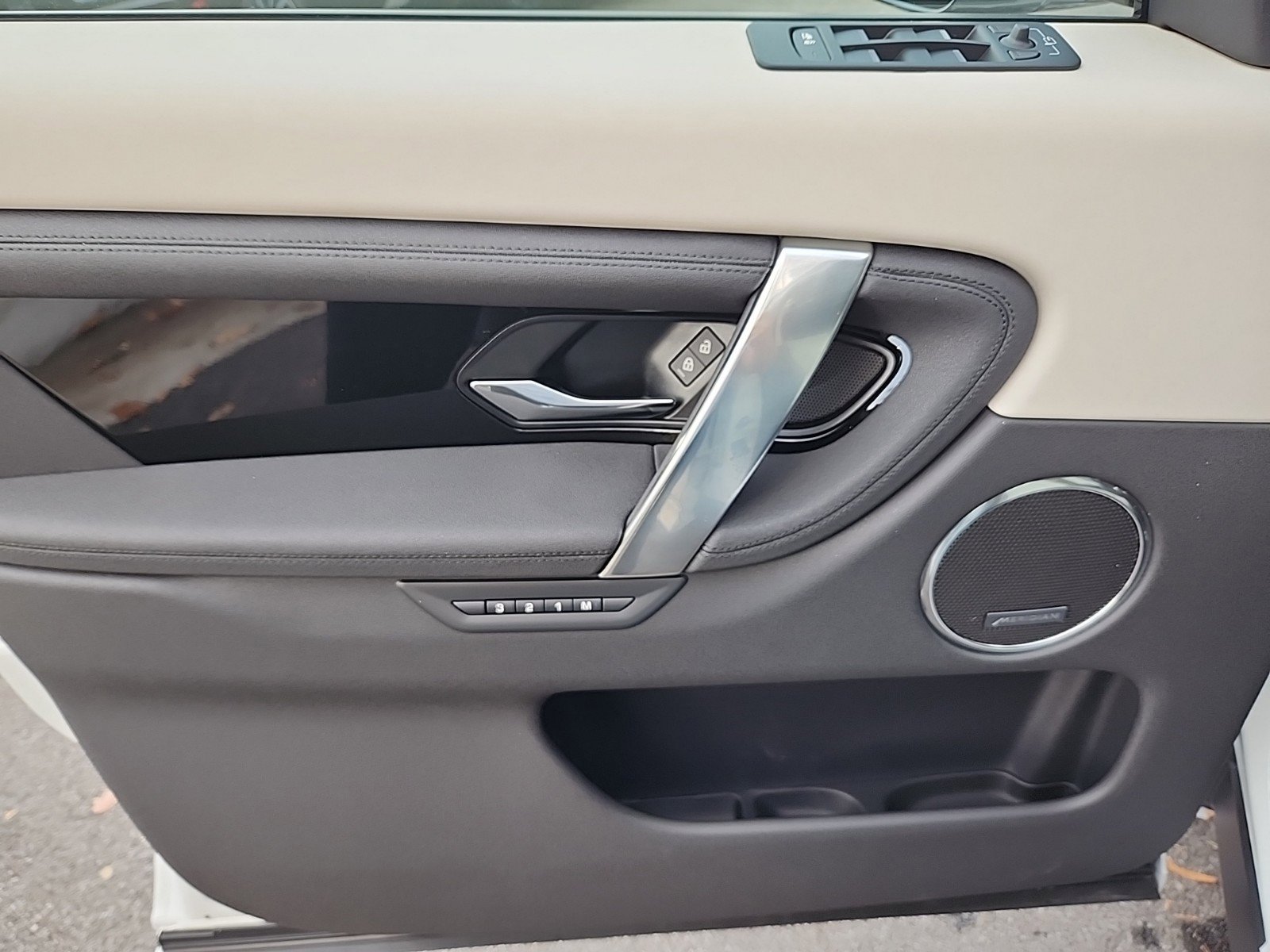 Used 2025 Land Rover Discovery Sport S image 24