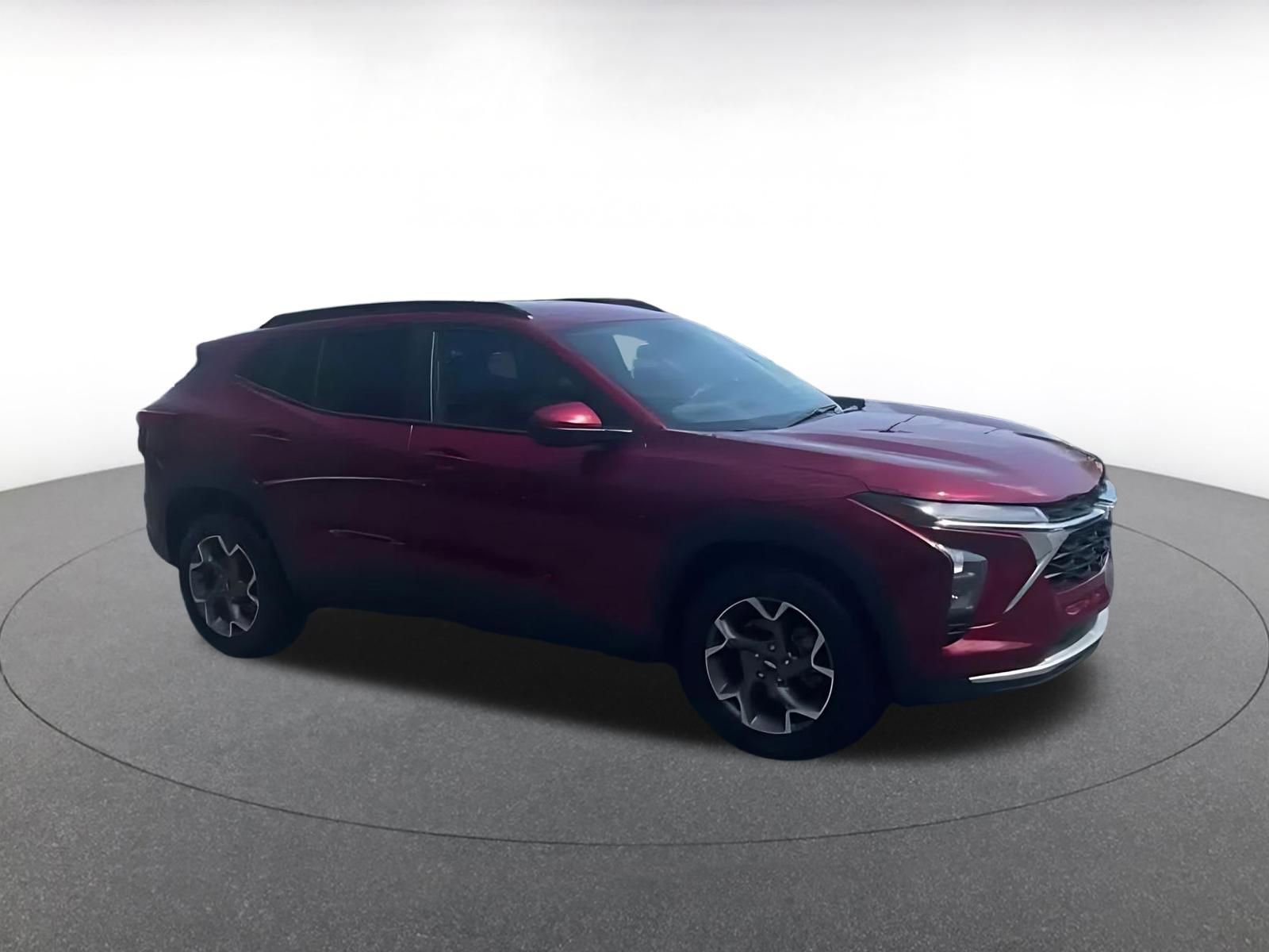 Used 2025 Chevrolet Trax LT FWD image 2