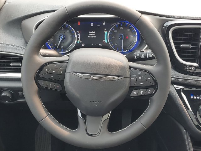 New 2027 Chrysler Pacifica Limited w/ Family Tech Group AWD/4WD image 14