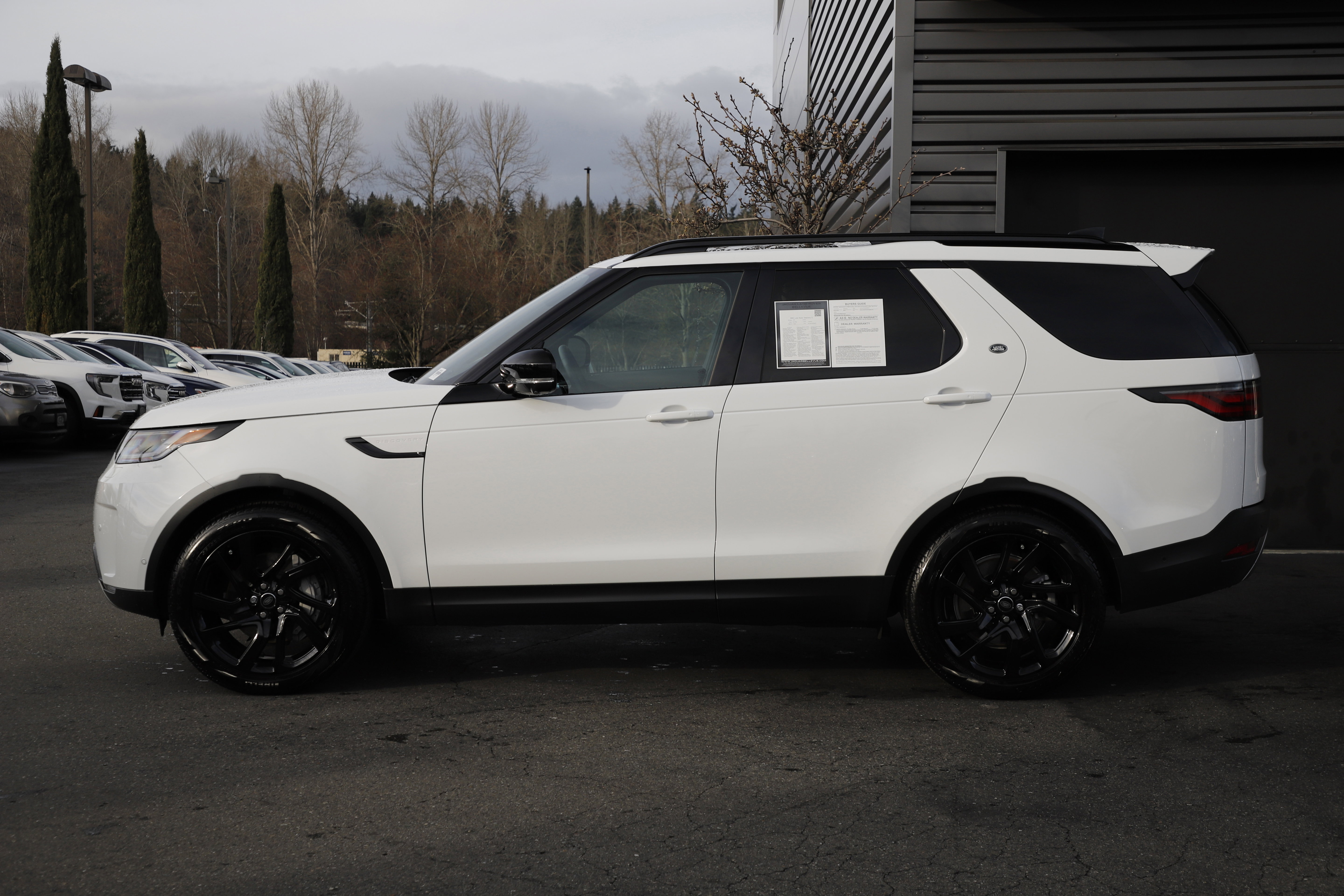 Certified 2025 Land Rover Discovery S image 7