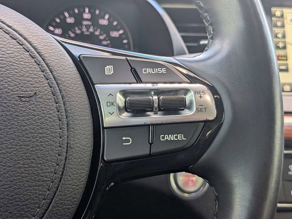 Used 2017 Kia Cadenza Premium w/ Luxury Package FWD image 26