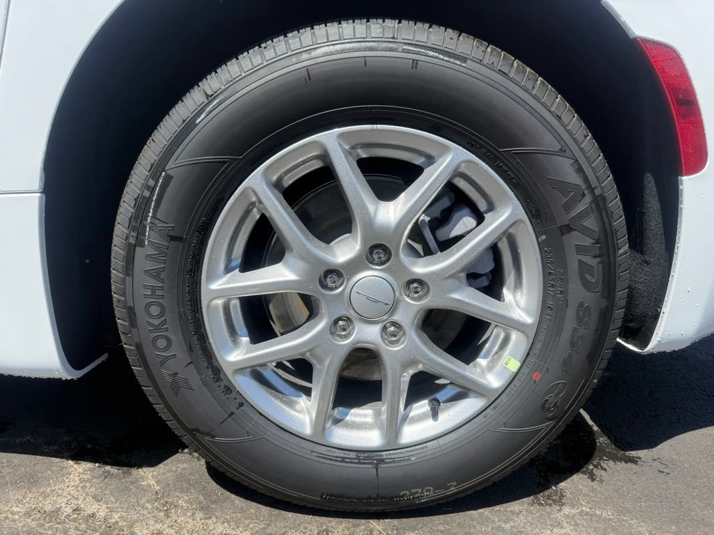 New 2027 Chrysler Pacifica Select w/ Family Tech Group FWD image 30