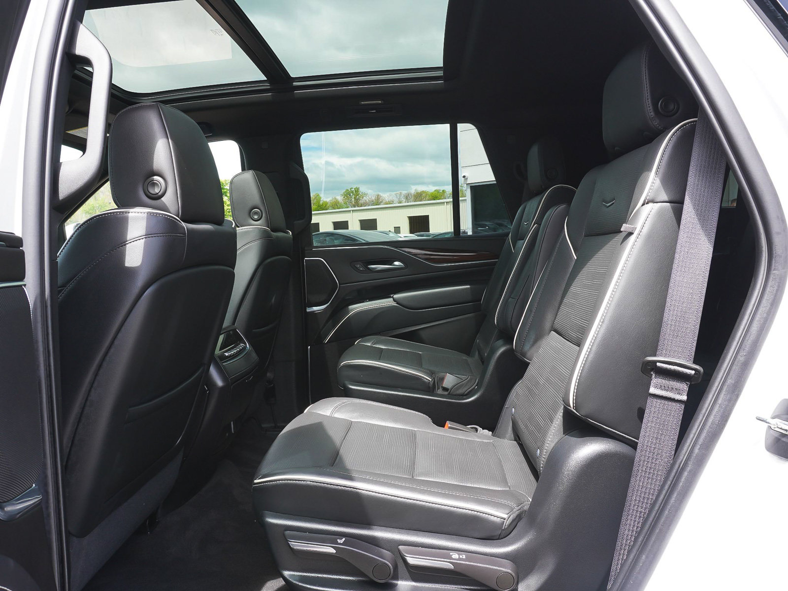 Used 2023 Cadillac Escalade Premium Luxury AWD/4WD image 39