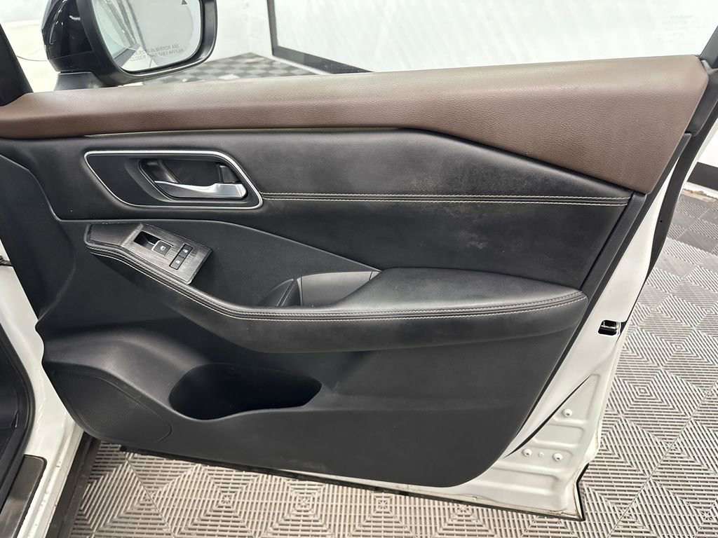 Used 2021 Nissan Rogue Platinum image 16