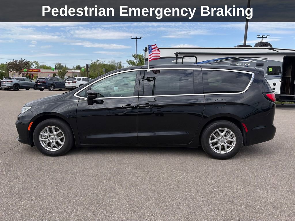 Used 2024 Chrysler Pacifica Touring-L FWD image 2
