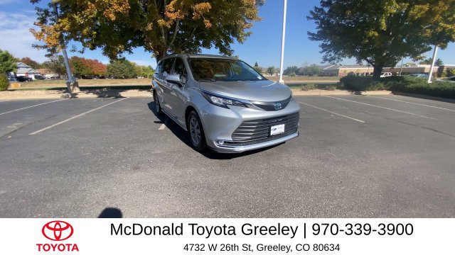 Used 2023 Toyota Sienna XLE FWD image 2