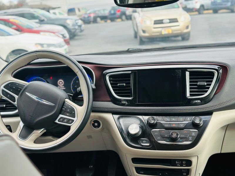 Used 2018 Chrysler Pacifica Limited w/ Advanced Safetytec Group image 14