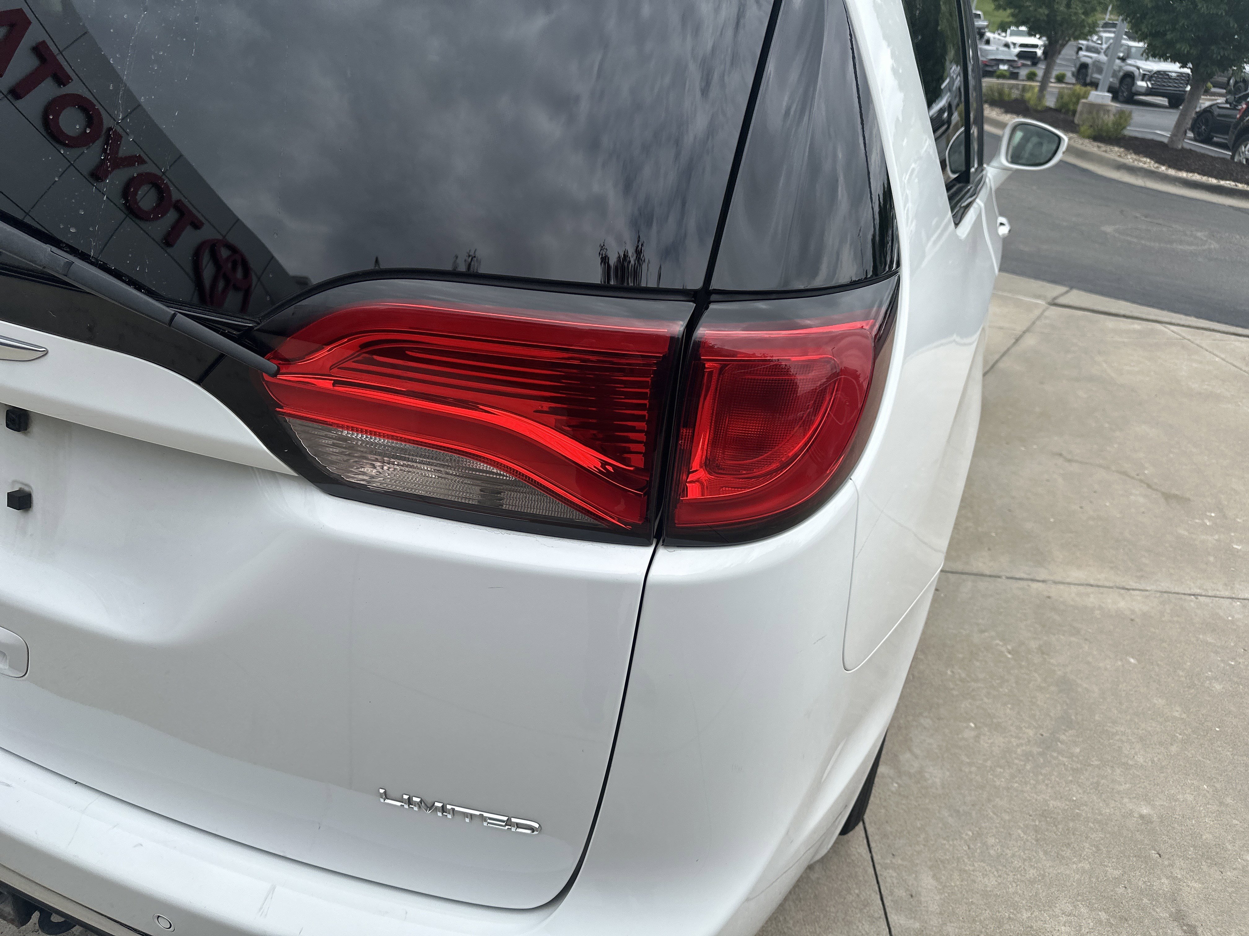 Used 2017 Chrysler Pacifica Limited FWD image 10