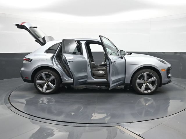 Certified 2025 Porsche Macan AWD/4WD image 34