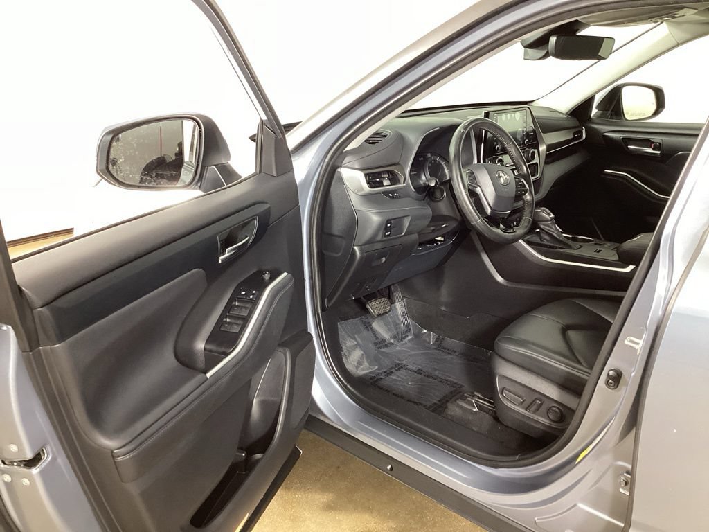 Used 2021 Toyota Highlander XLE AWD/4WD image 8