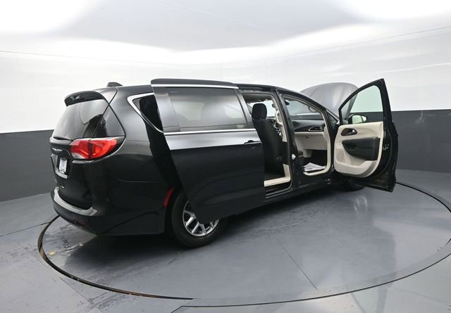 Used 2023 Chrysler Voyager LX image 34