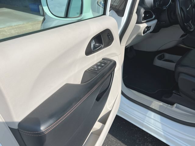 Used 2020 Chrysler Pacifica Touring-L Plus w/ Advanced Safetytec Group FWD image 16