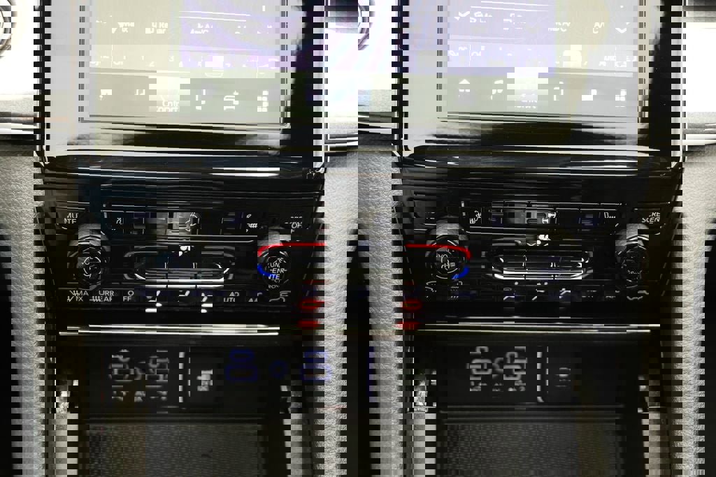 Used 2023 Jeep Grand Cherokee Altitude AWD/4WD image 23