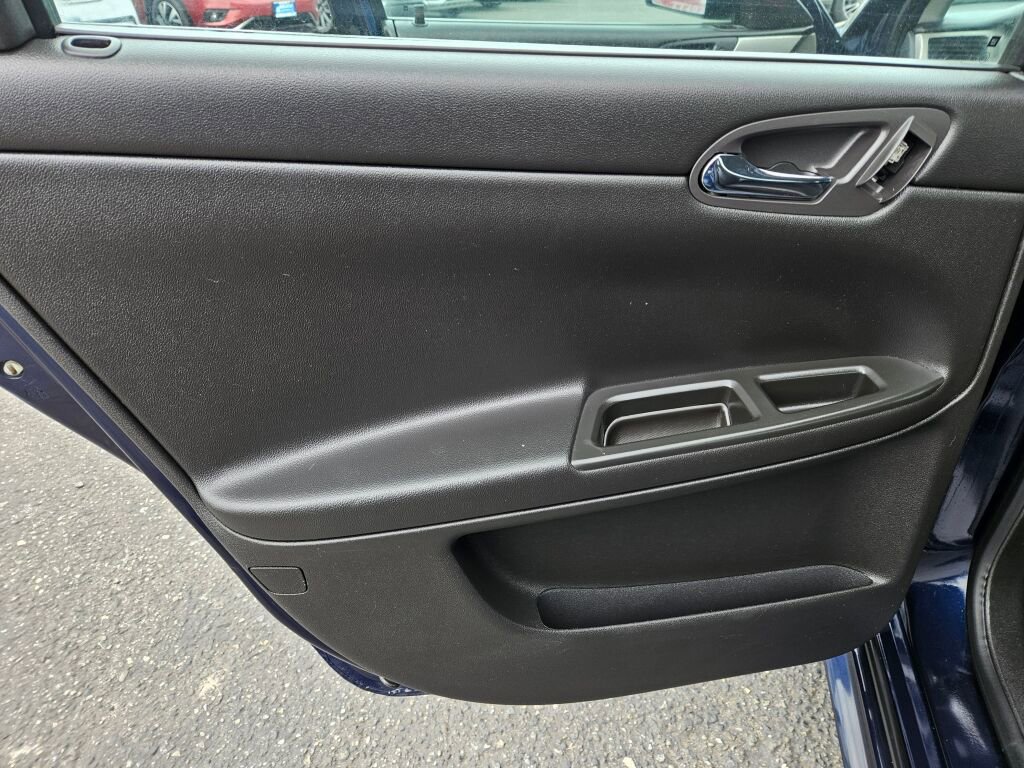 Used 2009 Chevrolet Impala Police FWD image 12