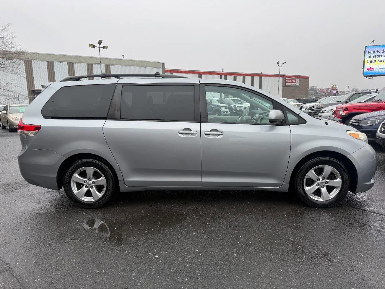 Used 2013 Toyota Sienna LE image 4