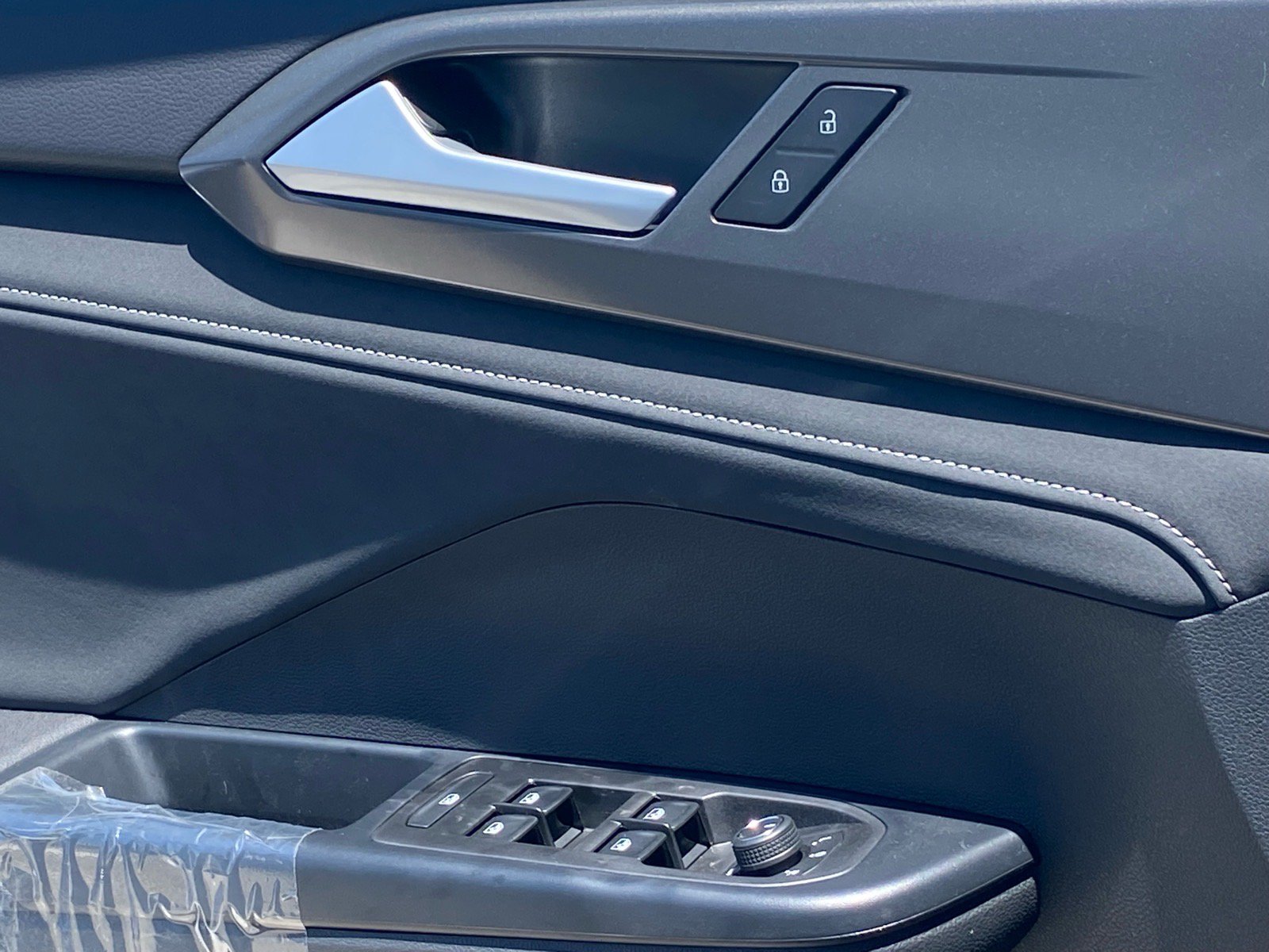 New 2026 Volkswagen Taos SE FWD image 9