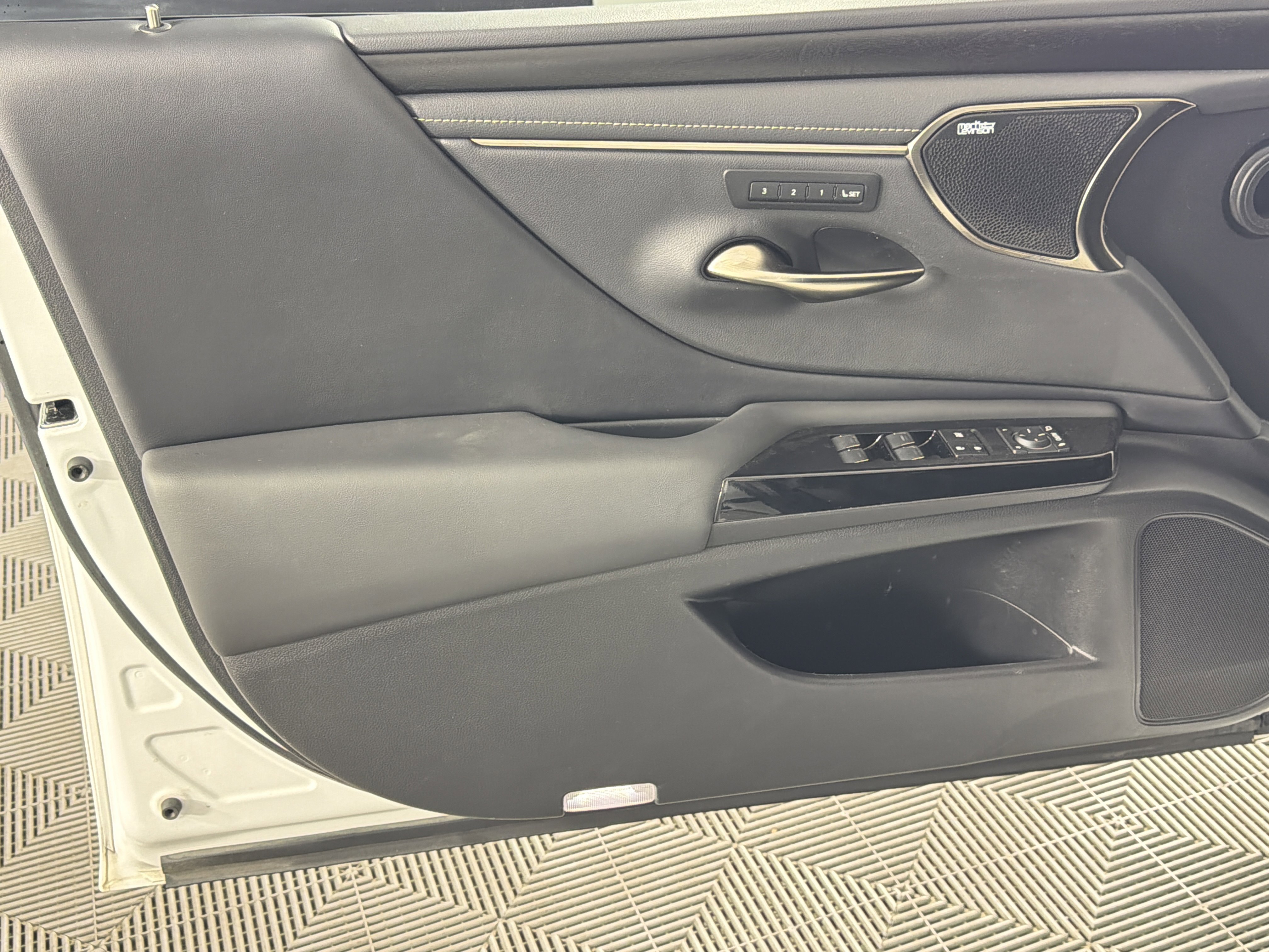 Used 2023 Lexus ES 250 w/ Accessory Package (Z1) AWD/4WD image 8