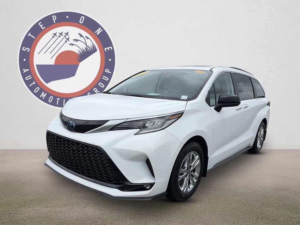 Used 2022 Toyota Sienna XSE w/ XSE Plus Package AWD/4WD image 2