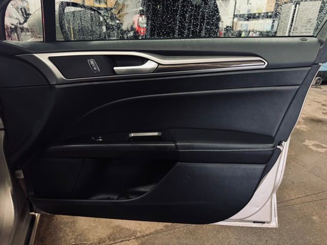 Used 2017 Ford Fusion SE w/ Fusion SE Technology Package image 14