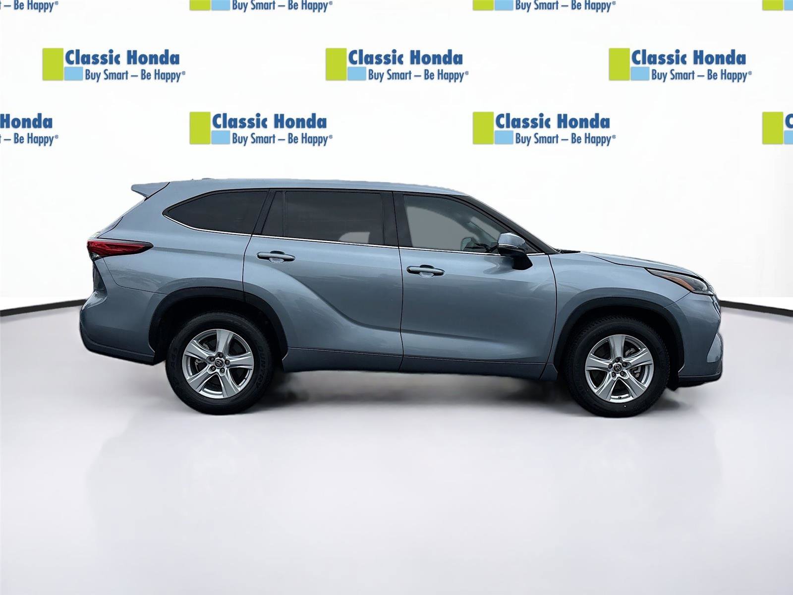 Used 2021 Toyota Highlander LE image 9