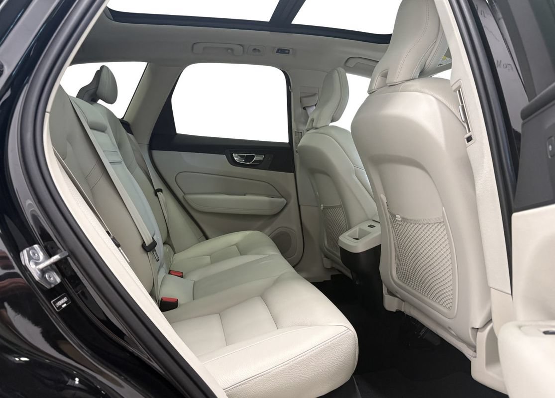 Used 2019 Volvo XC60 T5 Momentum w/ Multimedia Package AWD/4WD image 14