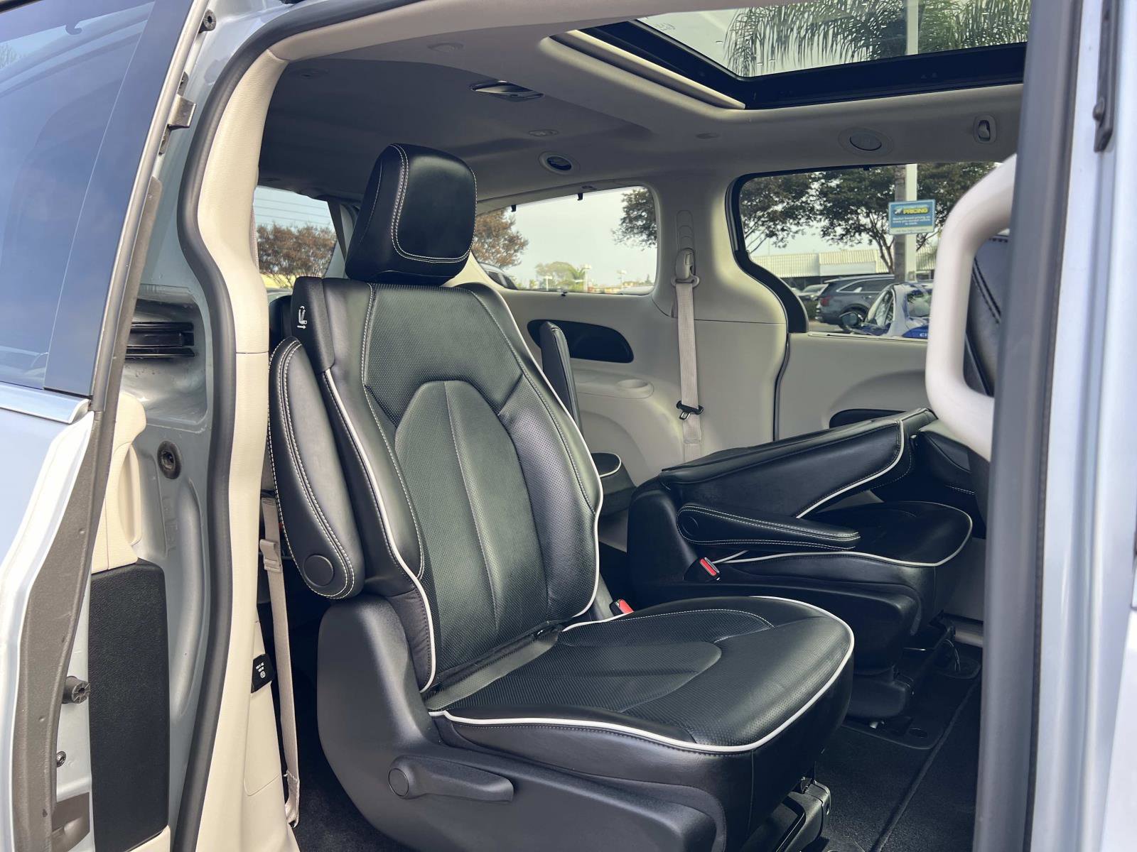 Used 2022 Chrysler Pacifica Limited w/ Uconnect Theater Family Group image 34