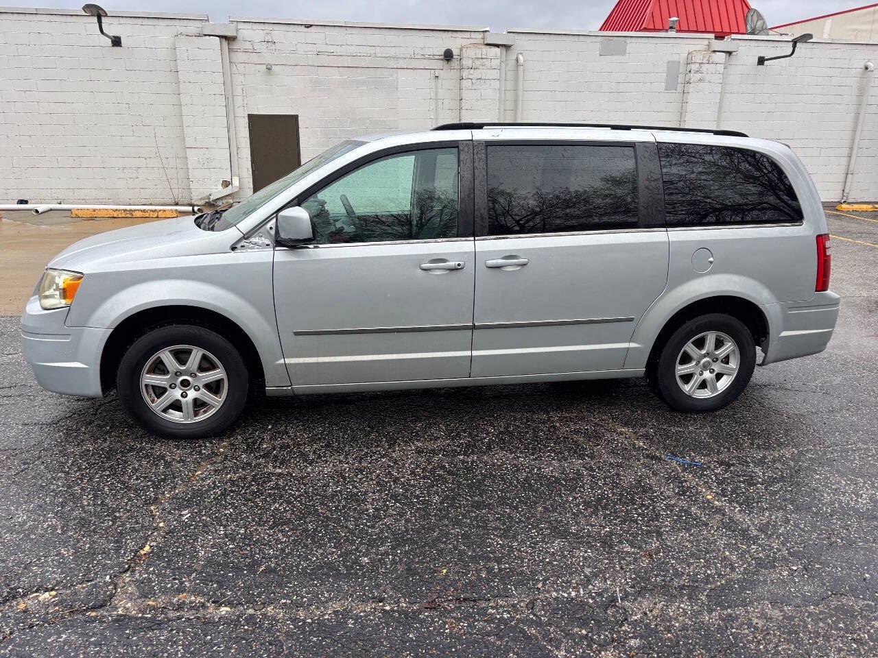Used 2010 Chrysler Town & Country Touring FWD image 10