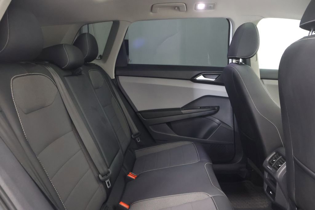 Used 2022 Volkswagen Taos SE w/ Panoramic Sunroof Package image 24