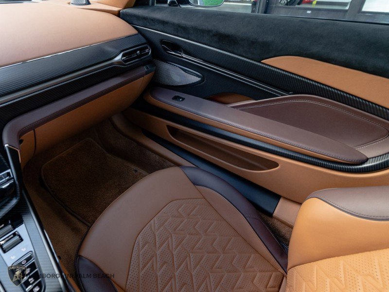 Used 2025 Aston Martin Vanquish image 11