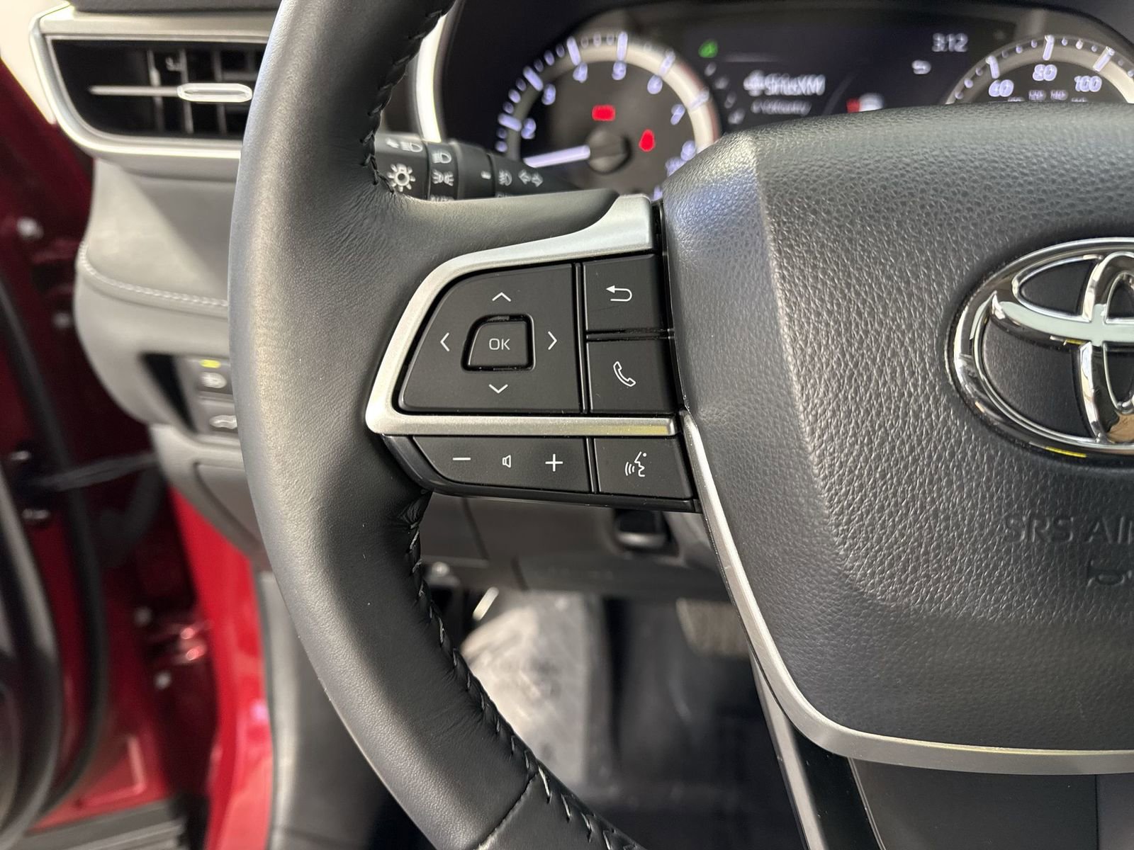 Used 2024 Toyota Highlander XLE AWD/4WD image 13