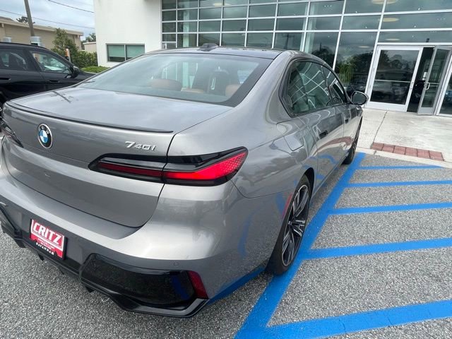 Used 2023 BMW 740i w/ Parking Assistance Package RWD image 5