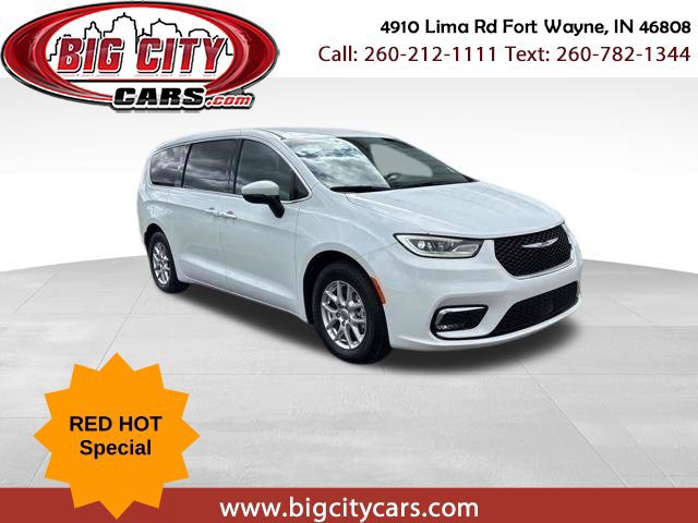 Used 2023 Chrysler Pacifica Touring FWD image 1