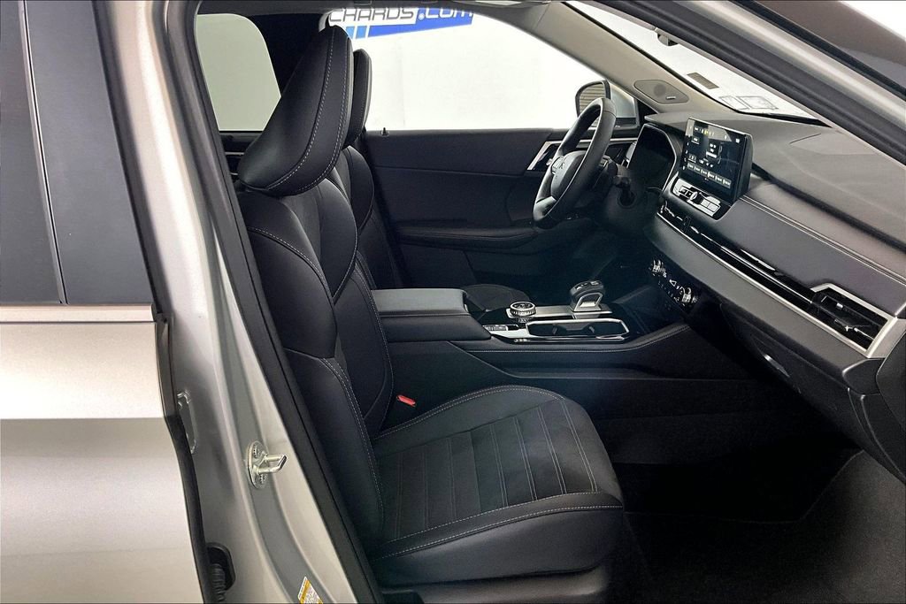 Used 2025 Mitsubishi Outlander SE image 6