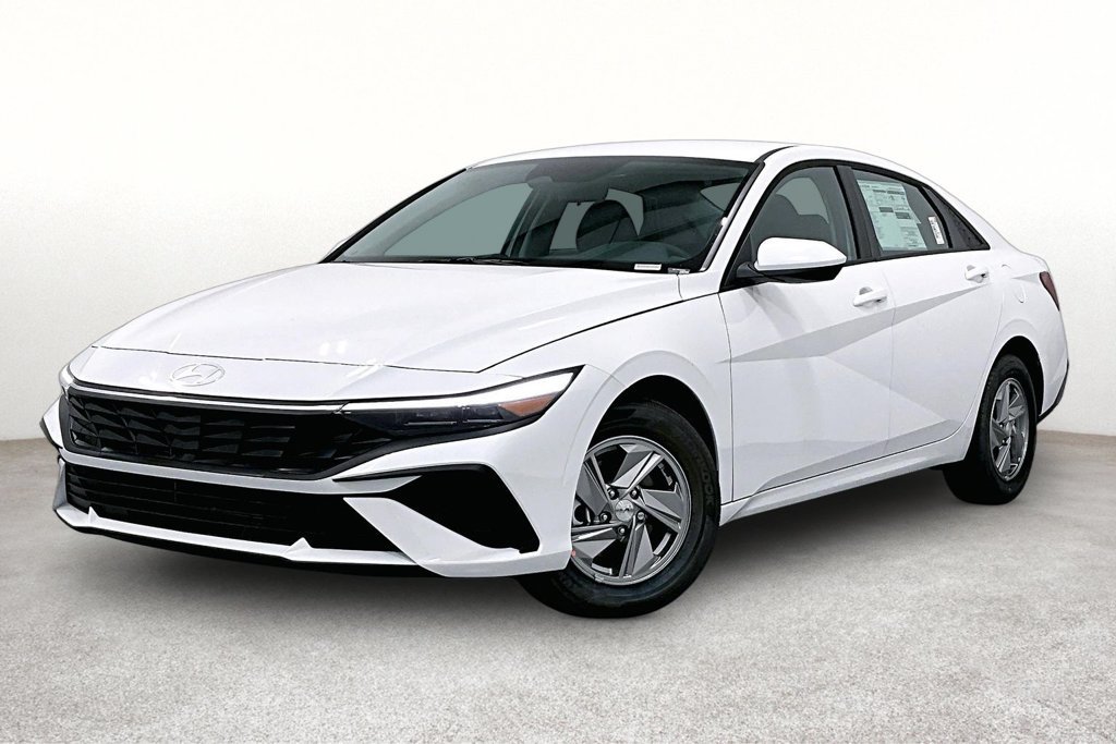 Used 2026 Hyundai Elantra SE FWD image 2