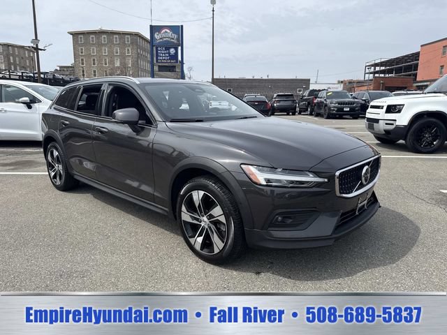 Used 2025 Volvo V60 B5 Cross Country Plus AWD/4WD video 2