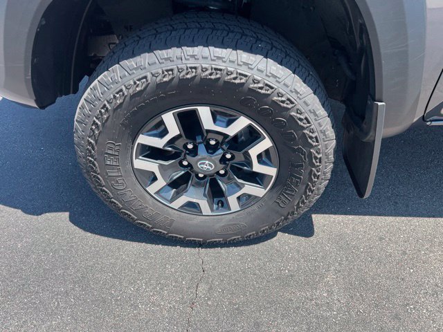 Used 2022 Toyota Tacoma TRD Off-Road w/ Technology Package AWD/4WD image 9