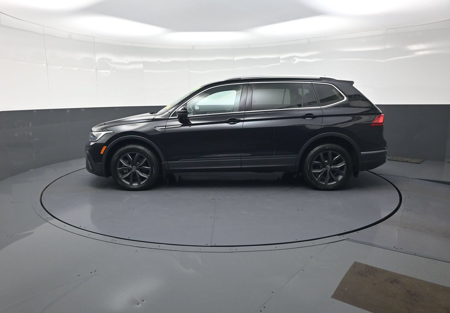 Used 2023 Volkswagen Tiguan SE AWD/4WD image 6
