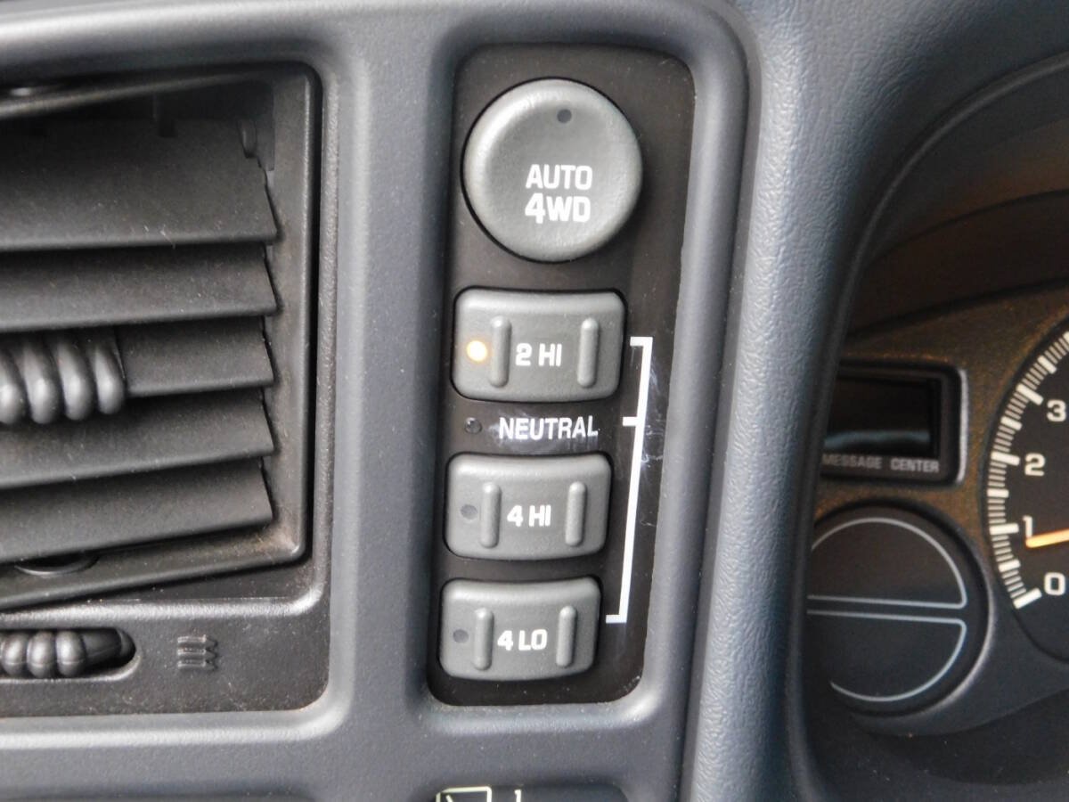 Used 2001 Chevrolet Tahoe LT w/ LT Preferred Equipment Group AWD/4WD image 18