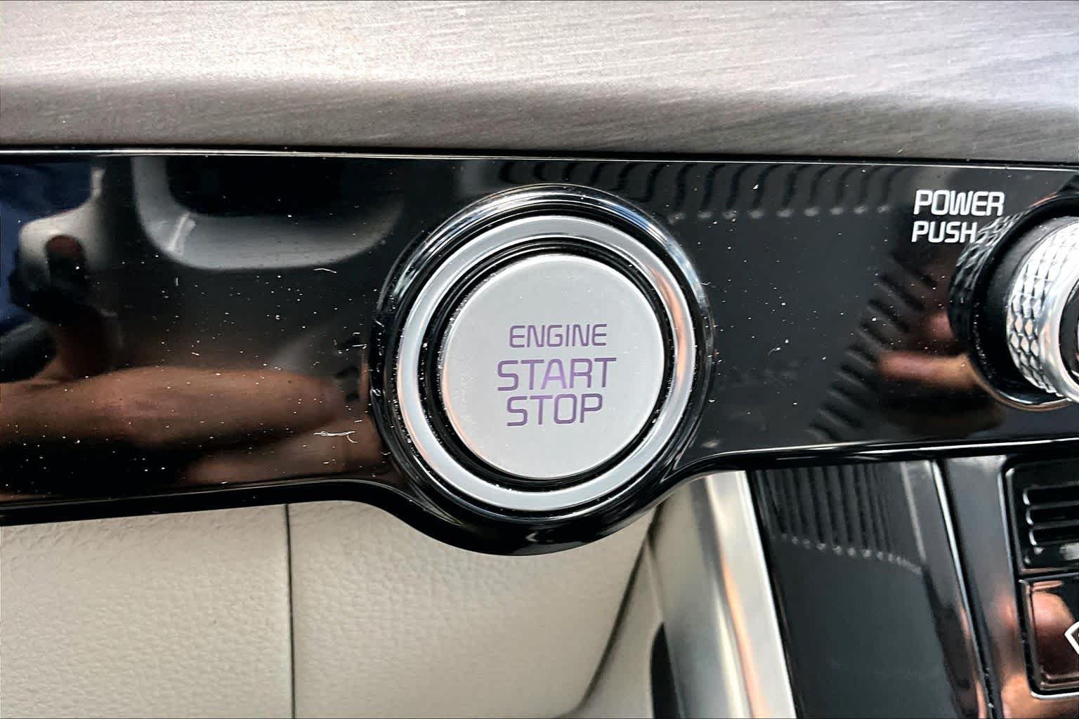 Certified 2024 Kia Carnival SX FWD image 31