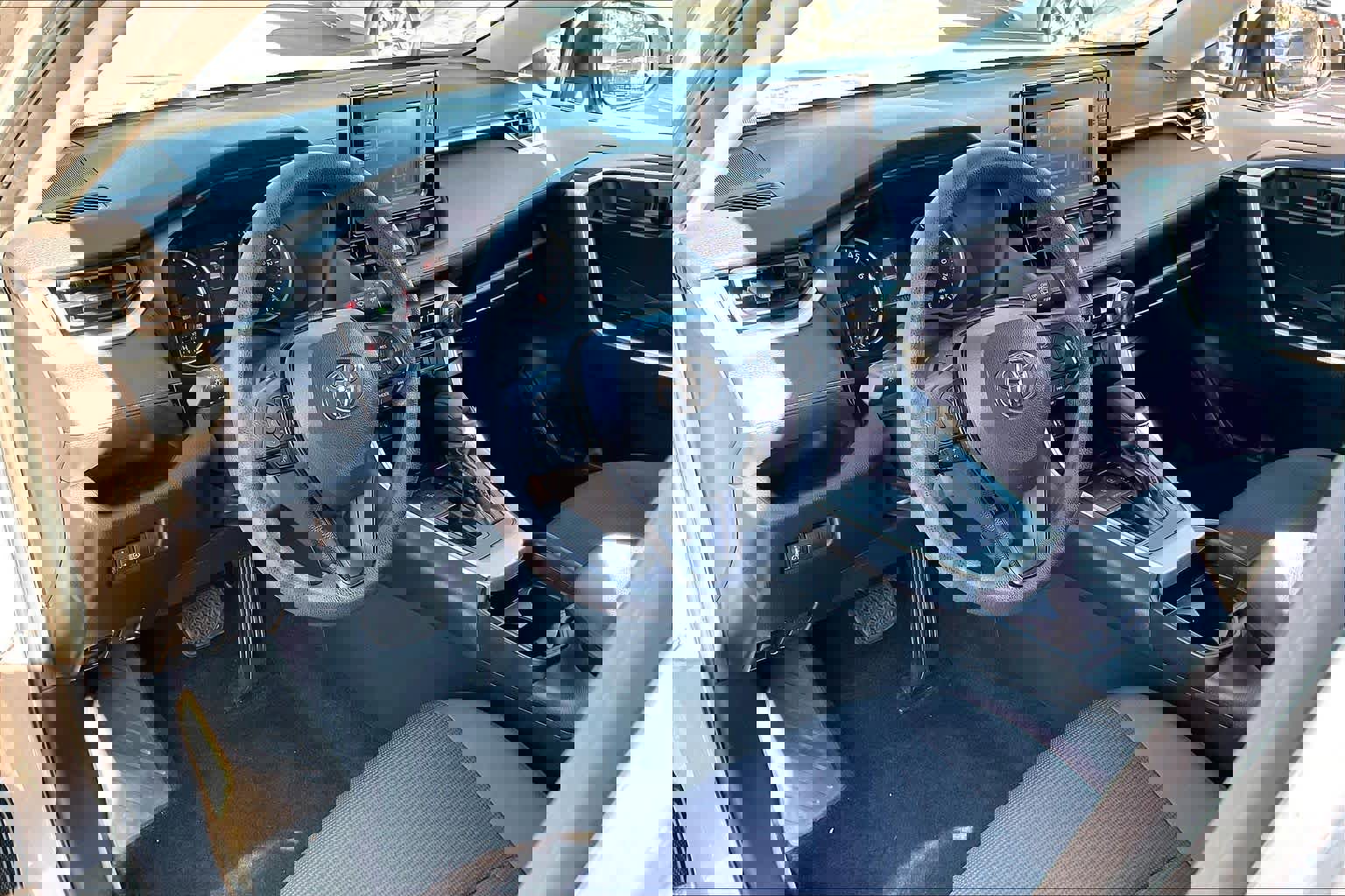 Used 2019 Toyota RAV4 LE w/ Carpet Mat Package image 15