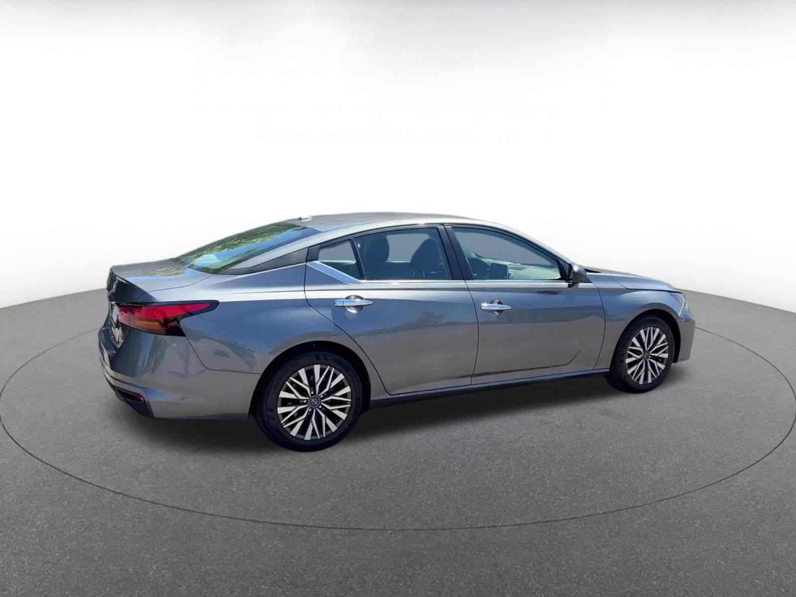 Used 2025 Nissan Altima 2.5 SV FWD image 15