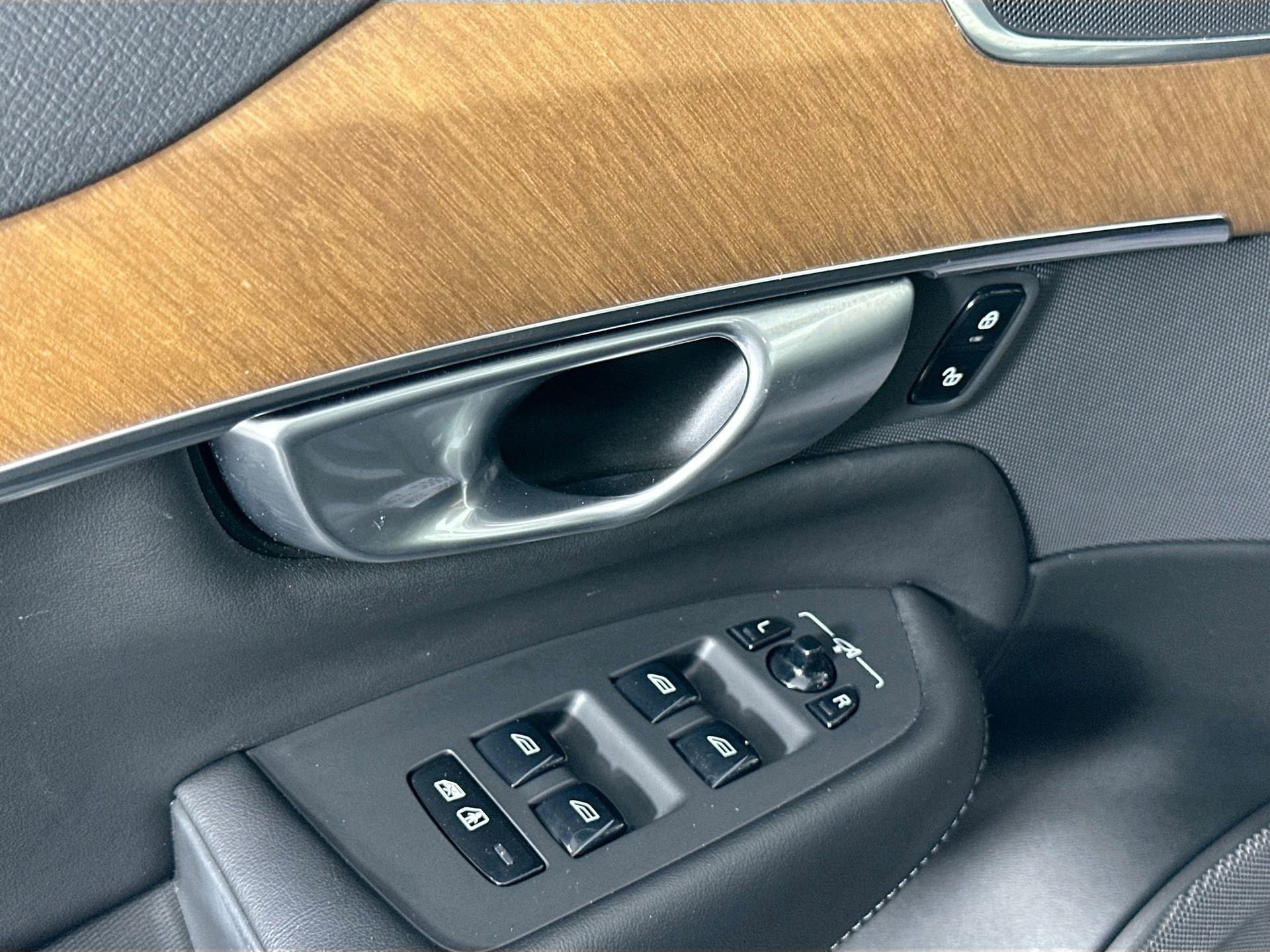 Used 2024 Volvo XC90 B6 Plus w/ Protection Package Premier image 18