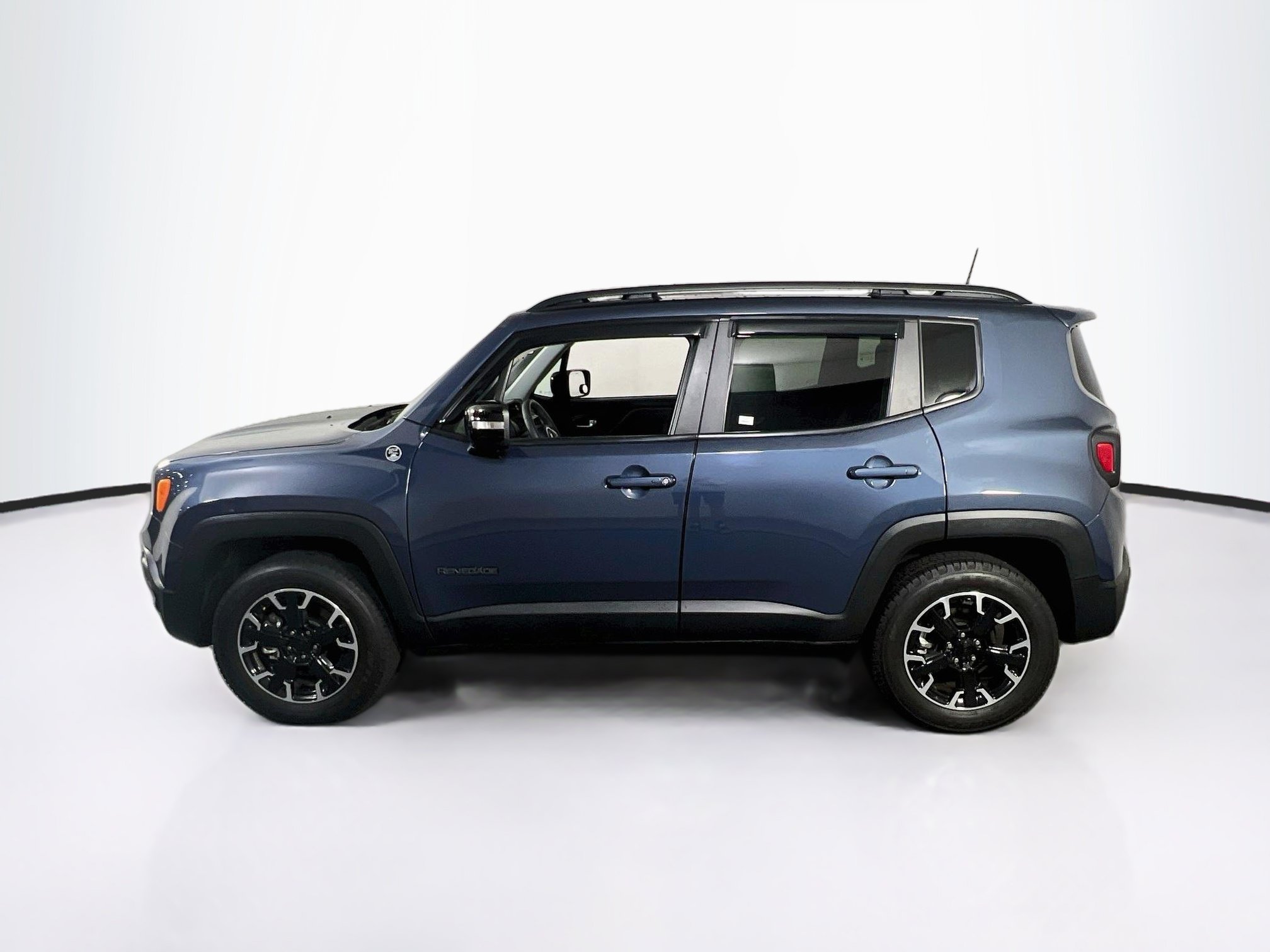 Used 2023 Jeep Renegade Latitude w/ Sun/Sound Group AWD/4WD image 8