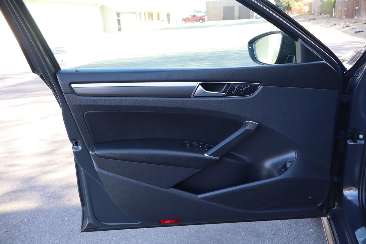 Used 2018 Volkswagen Passat 2.0T R-Line image 23