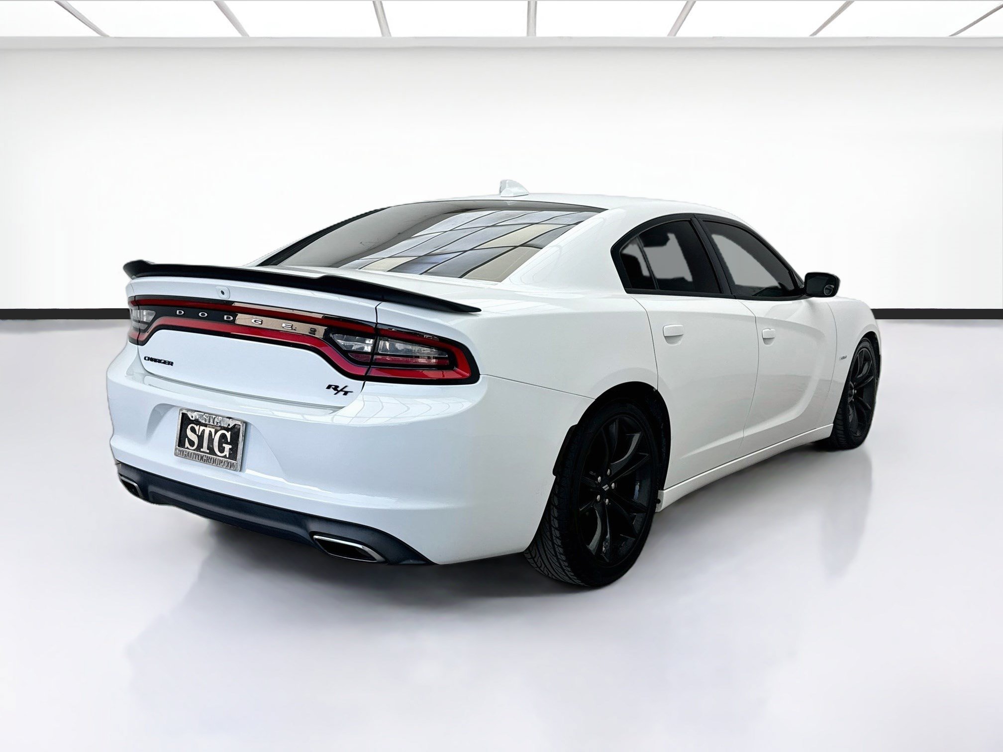 Used 2017 Dodge Charger R/T w/ Navigation & Travel Group RWD image 4